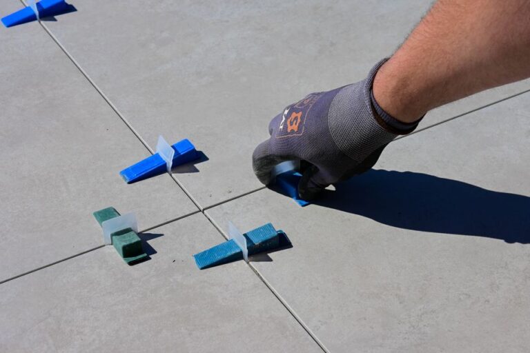 Jointoyer du carrelage extérieur : le guide pour un résultat qui tient dans le temps